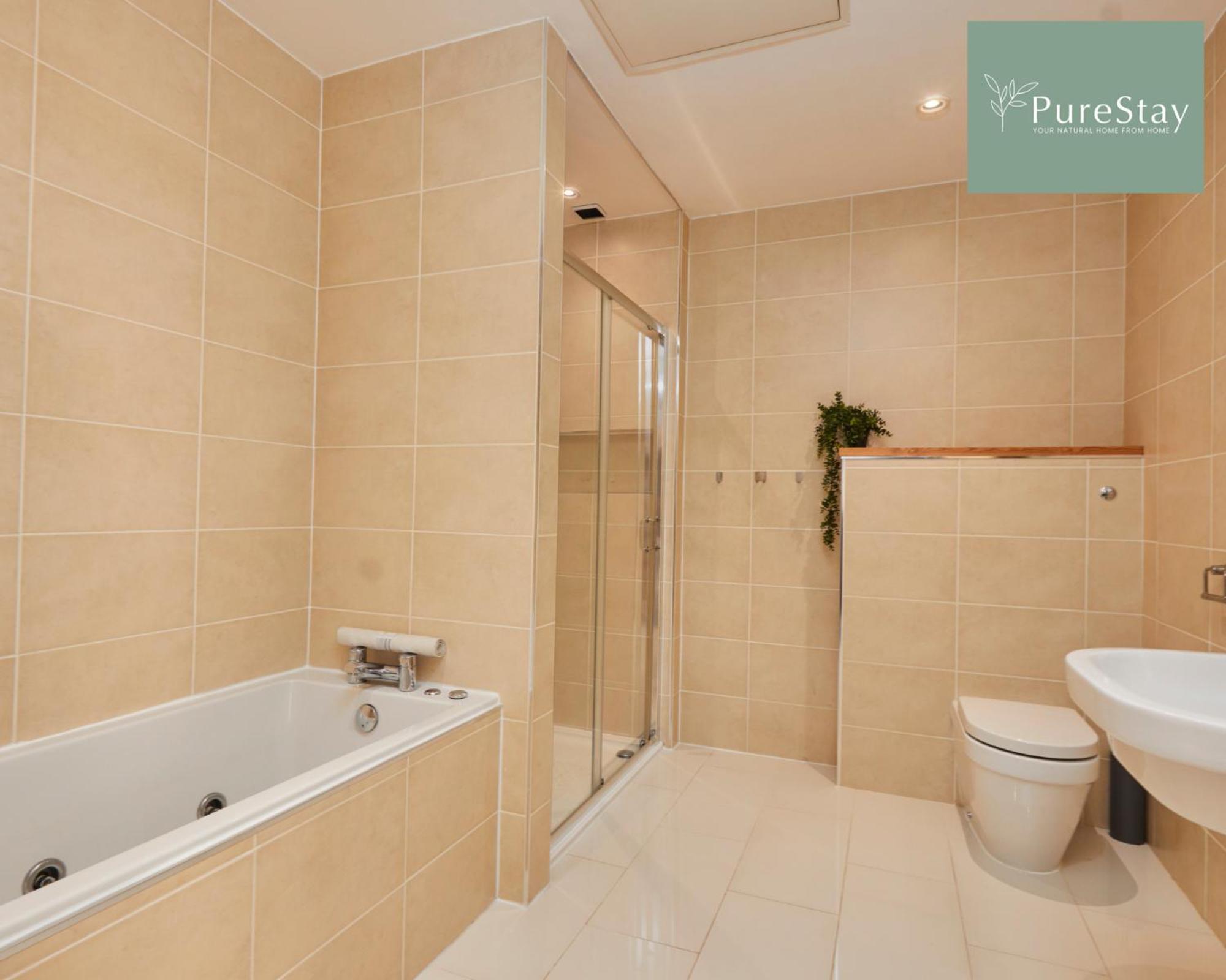 Superb House Manchester Near Etihad With Free Parking Sleeps 8 Exterior photo