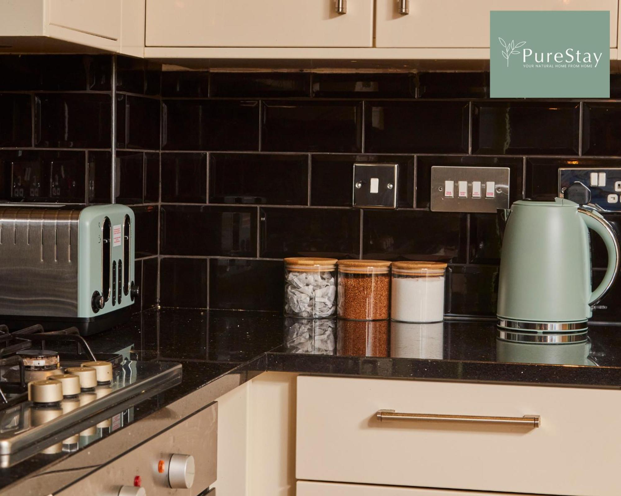 Superb House Manchester Near Etihad With Free Parking Sleeps 8 Exterior photo